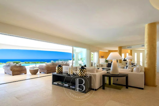 Villa avec piscine et terrasse 5