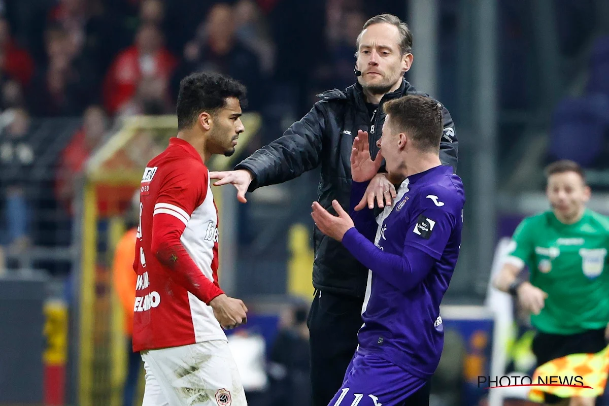 🎥 La première intervention polémique du VAR ! Thorgan Hazard roule Owen Wijndal dans la farine...et les arbitres avec ?