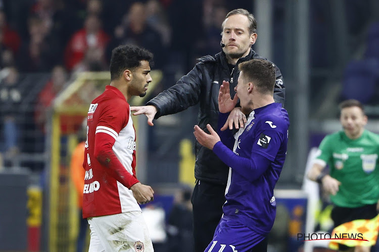 🎥 La première intervention polémique du VAR ! Thorgan Hazard roule Owen Wijndal dans la farine...et les arbitres avec ?