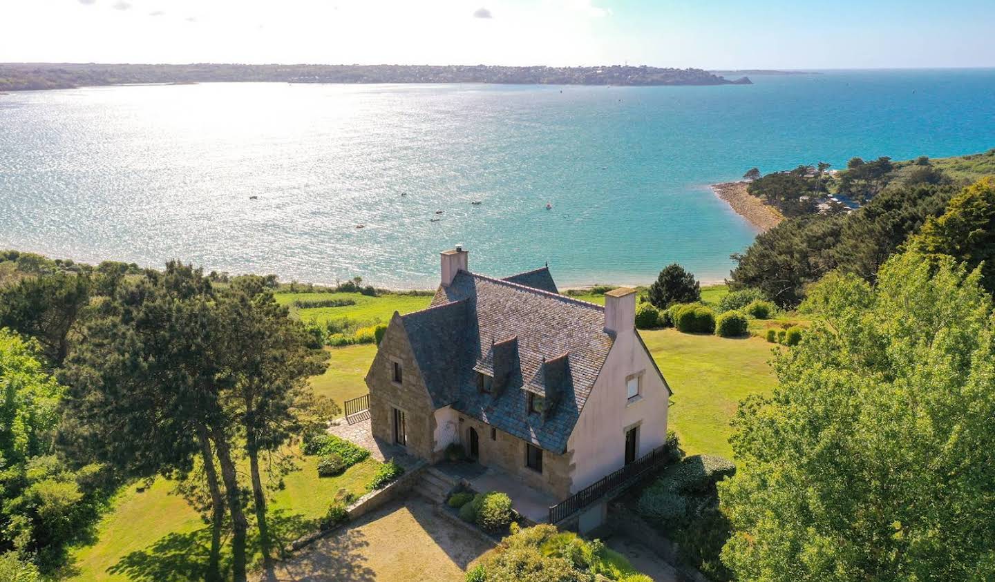 Villa with garden and terrace Trélévern