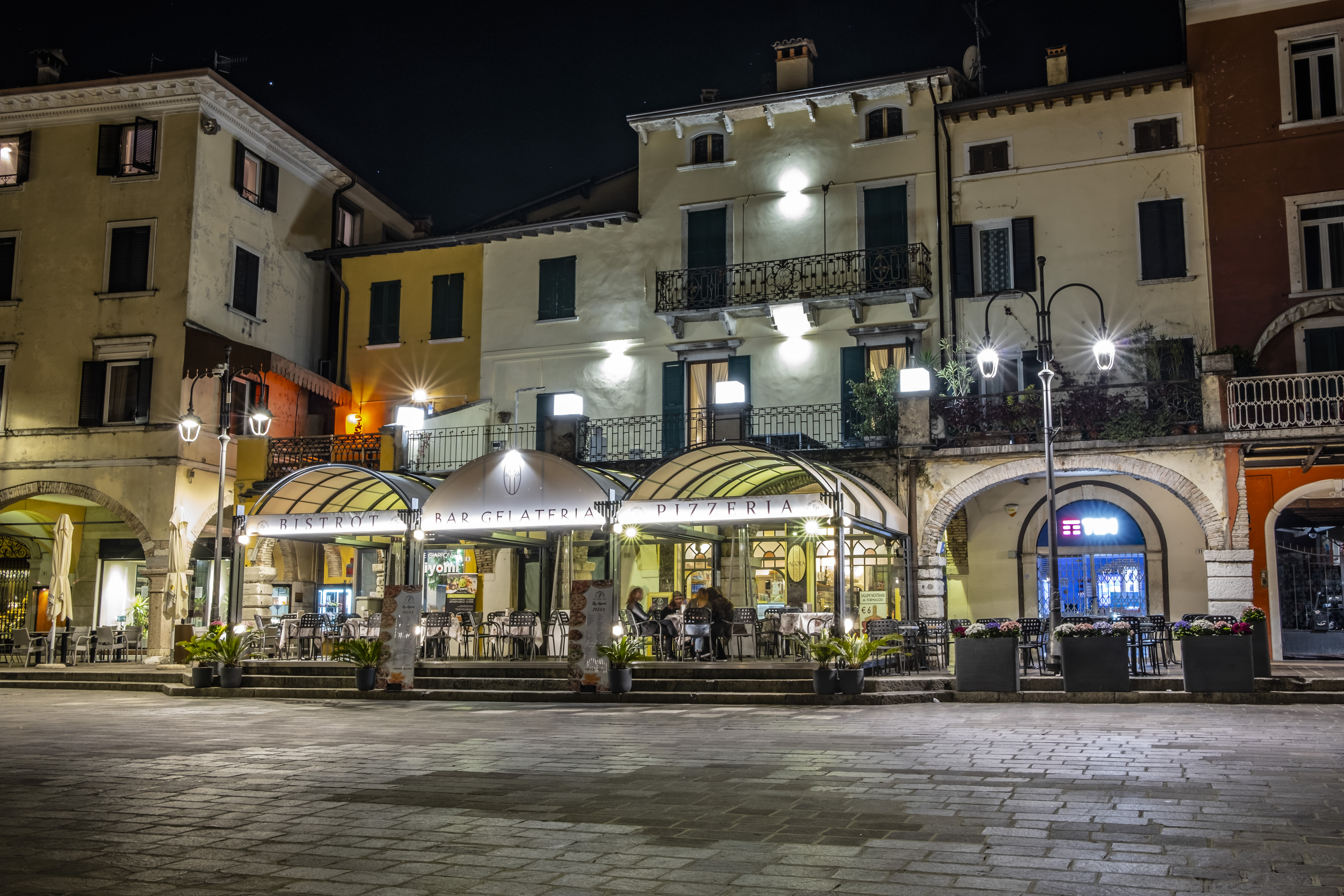 .. Notte in Piazza .. di enricosottocorna