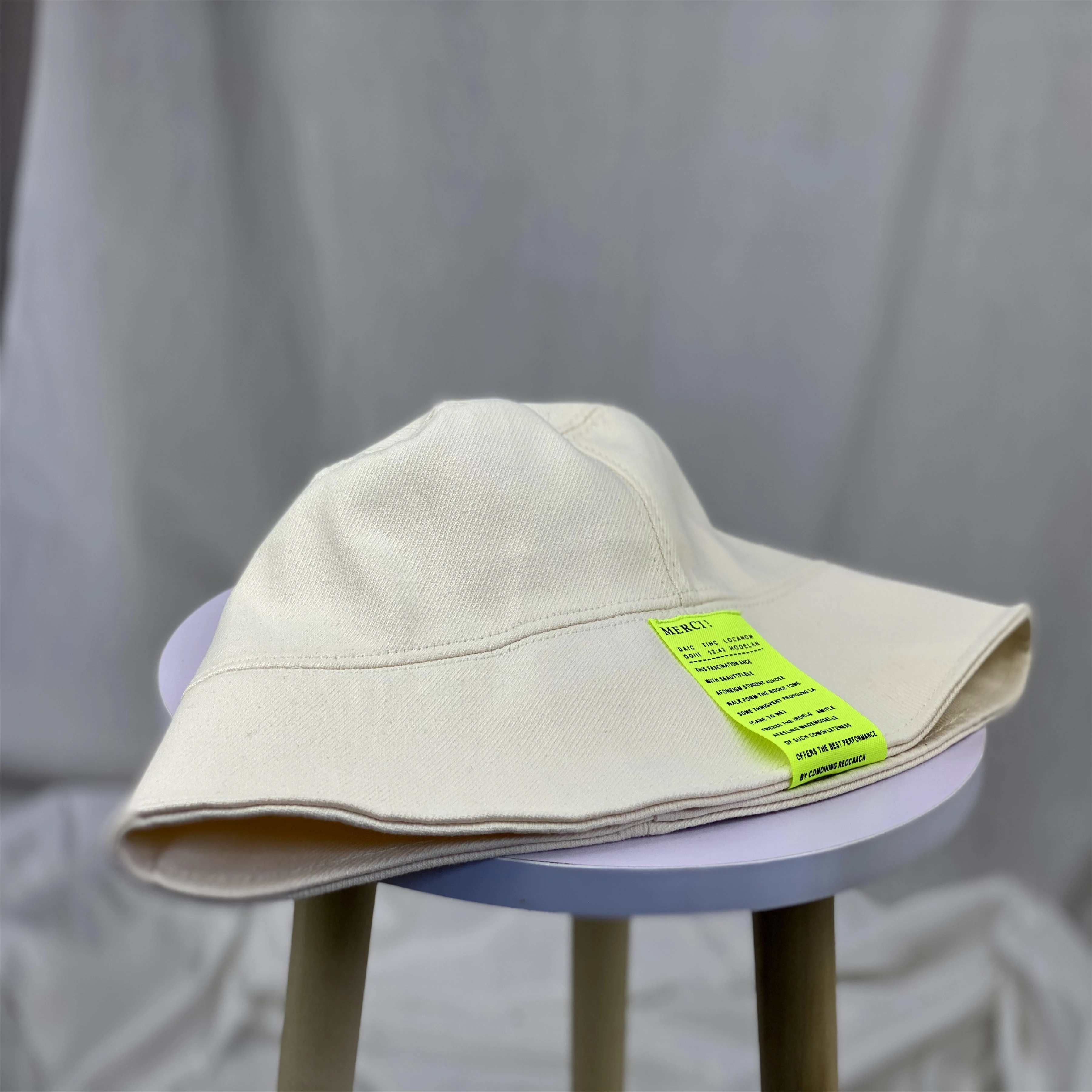 Title 4, Chapeau de pêcheur avec étiquette de lettre de ...