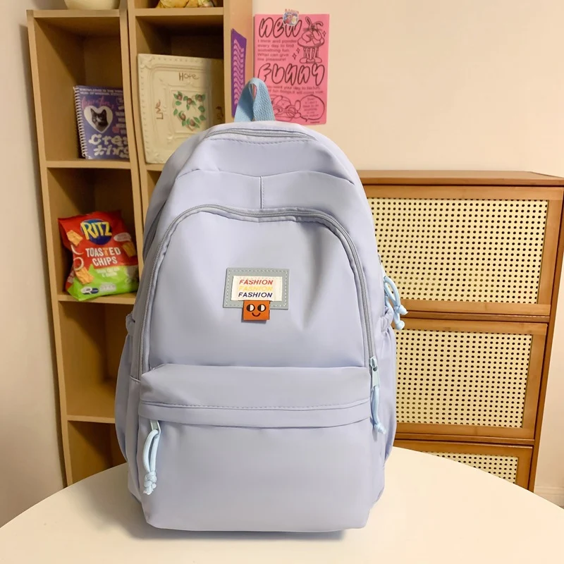 Mochila feminina simples e fashion com personalidade. Ideal para uso diário, trabalho ou escola. Confortável, elegante e prática.