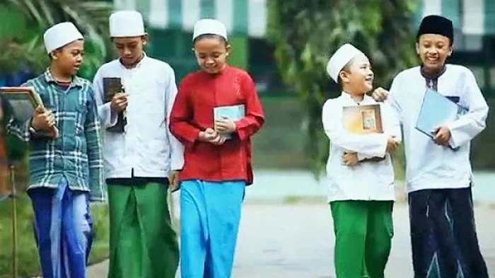 Shalat 1100 Rakaat Tiap Hari Kalah Dengan Menjadi Santri