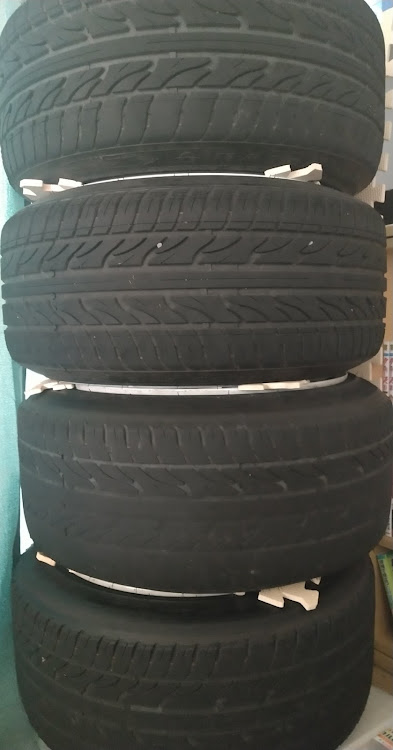 keiさんが投稿したDIY・メーター沢山付けたい病・寒さを理由に車いじらない・お家でタイヤ観賞会・タイヤとホイールのインテリアに関するカスタム事例の投稿画像2枚目