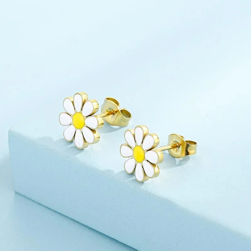 Brincos de verão estilo europeu e americano, flor de oito pétalas, liga de metal, base branca, perfeitos para um visual leve.