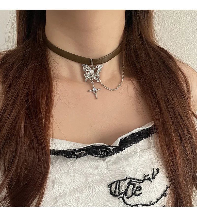 Title 4, Collier avec pendentif croix papillon Maillard....