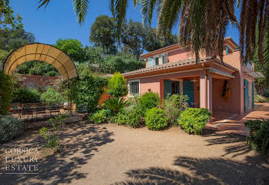 Villa with pool and garden 4