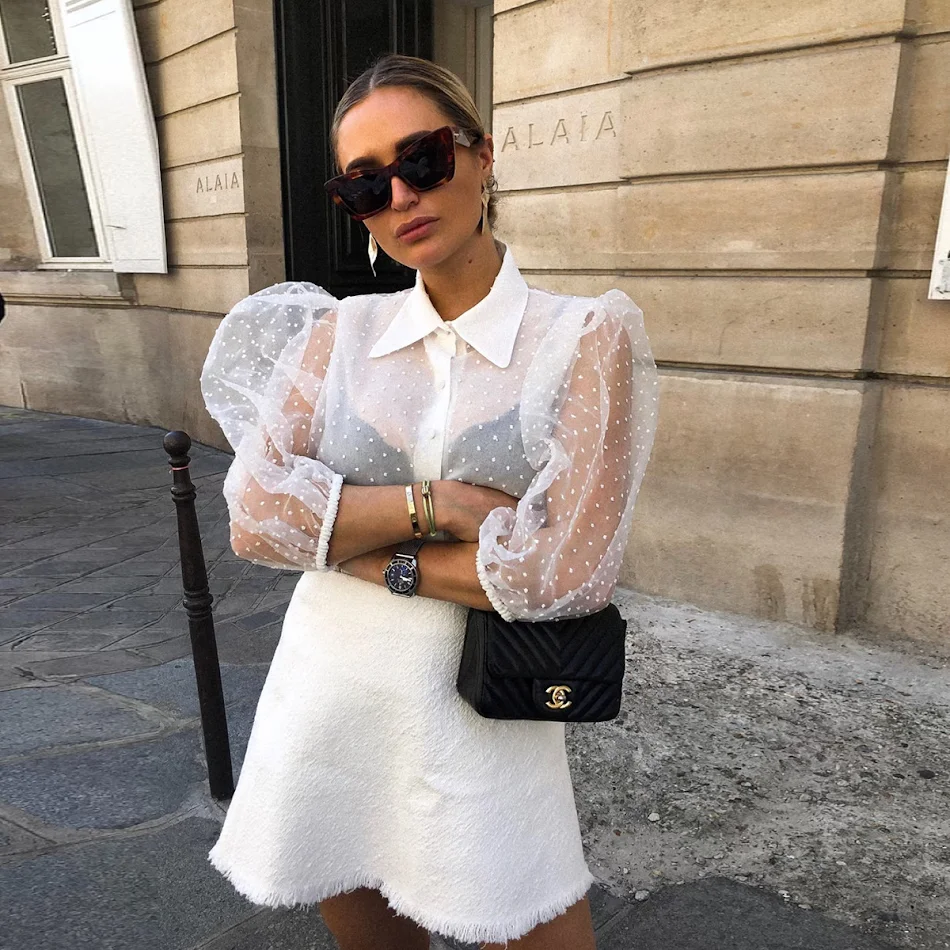 Camicia Chiffon a Pois Fiocco di Neve e Prospettiva Crittografata. Design unico, leggerezza ed eleganza per un look affascinante e moderno. Ideale per ogni occasione.