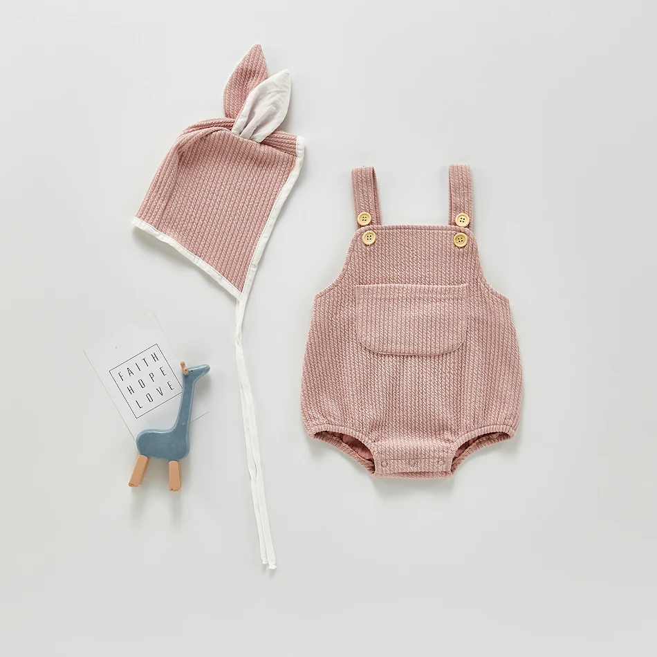 Baby romper met bandjes en hoedje, ideaal voor de zomer. Biedt comfort en bescherming tegen de zon voor je kleintje. Modieus en praktisch.