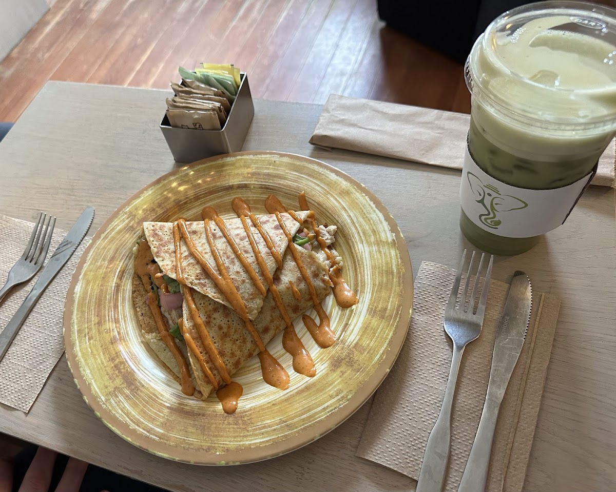 Chipotle chicken crepe & mellow matcha