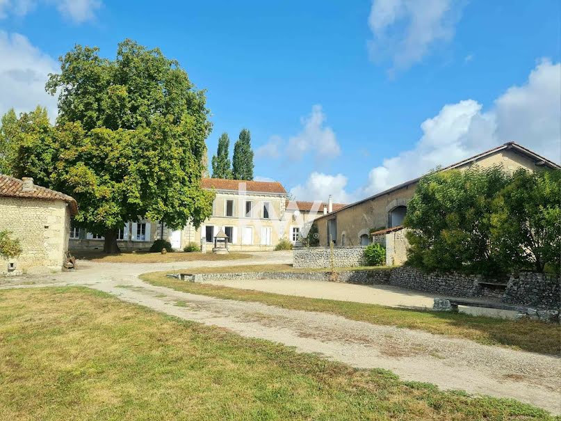 Vente propriété 13 pièces 362 m² à Châtignac (16480), 650 000 €