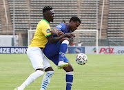 Thamsanqa Gabuza of Supersport United shields ball from Brian Onyango of Mamelodi Sundowns during the DStv Premiership match between Mamelodi Sundowns and SuperSport United at Lucas Masterpieces Moripe Stadium on January 16, 2021 in Pretoria, South Africa. 