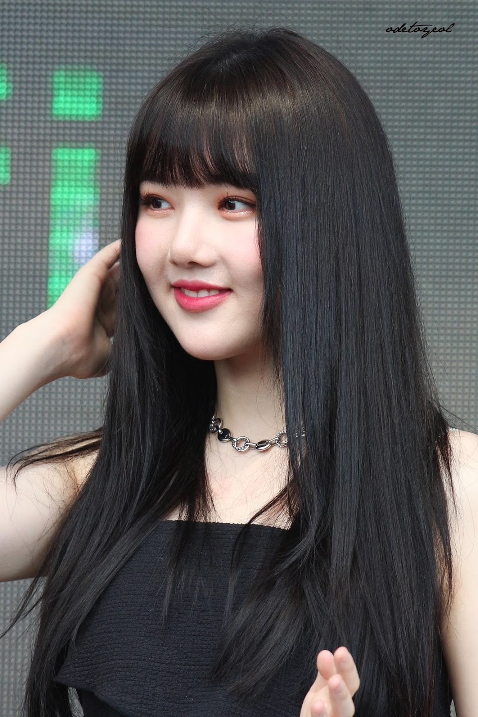 10+ Female Idols Who Prove That 'Black Hair And Bangs' Is The Ultimate  Classic Hairstyle - Koreaboo