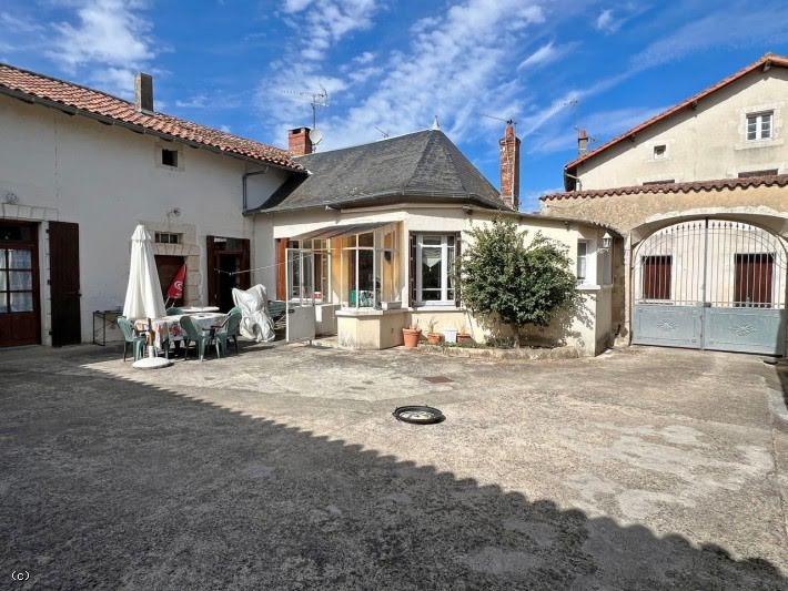 Vente maison 7 pièces 90 m² à Civray (86400), 91 400 €