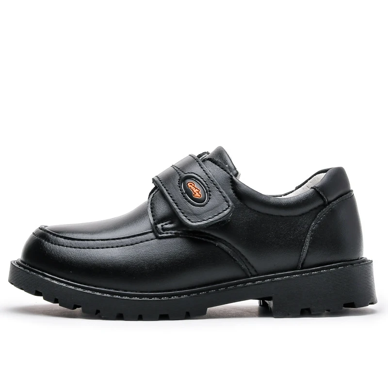 Zwarte leren jongensschoenen met neus, Britse zachte zool van rundleer. Comfort en stijl voor kleine ontdekkingsreizigers.
