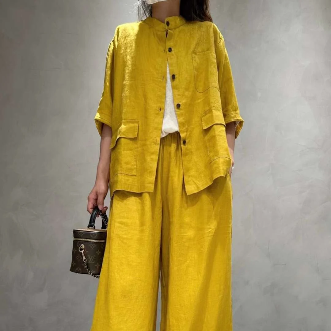 Effen linnen pak met halve mouwen overhemd en casual broek, ideaal voor een relaxte en comfortabele zomerlook.