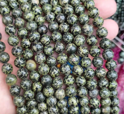 Naturalny proszek z kamienia tygrysiego, ametystu i lapis lazuli — kompleks dla harmonii i dobrego samopoczucia. Poczuj moc natury.