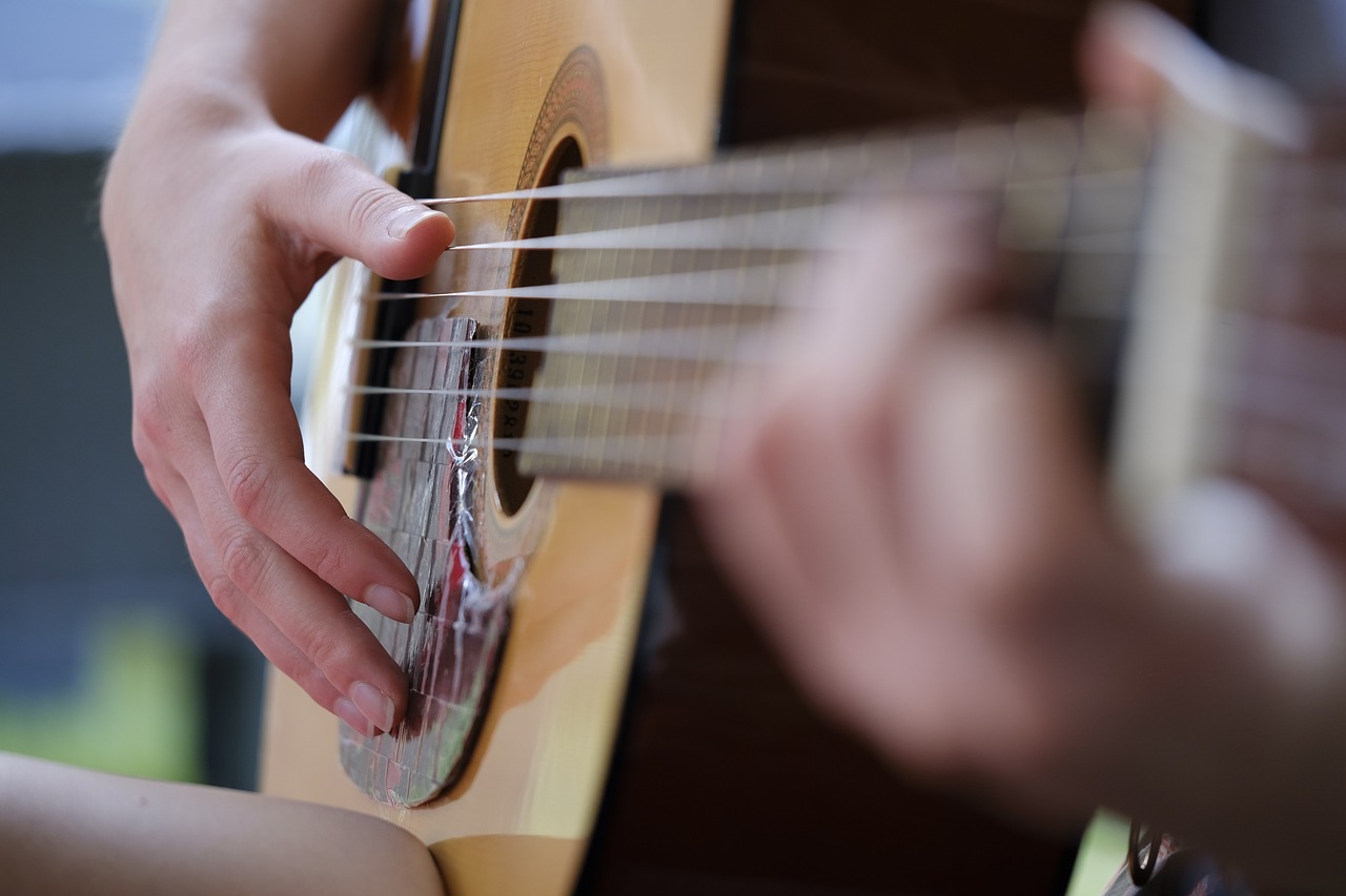 Which Is Better Fingerpicking Or Pick?