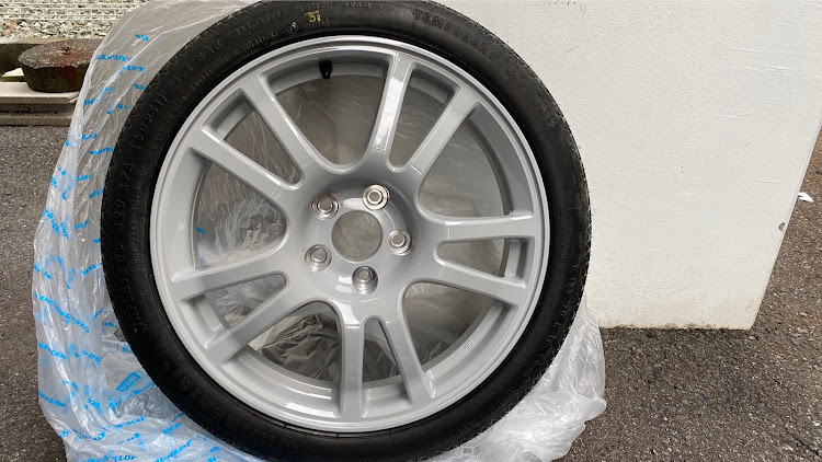 スカイライン GT-Rのホイール新調！・ちょっと違うかなぁ…・みんなでつくろうホイール図鑑に関するカスタム事例の投稿画像3枚目