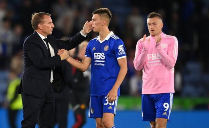 Leicester City manager Brendan Rodgers with defender Luke Thomas and Jamie Vardy