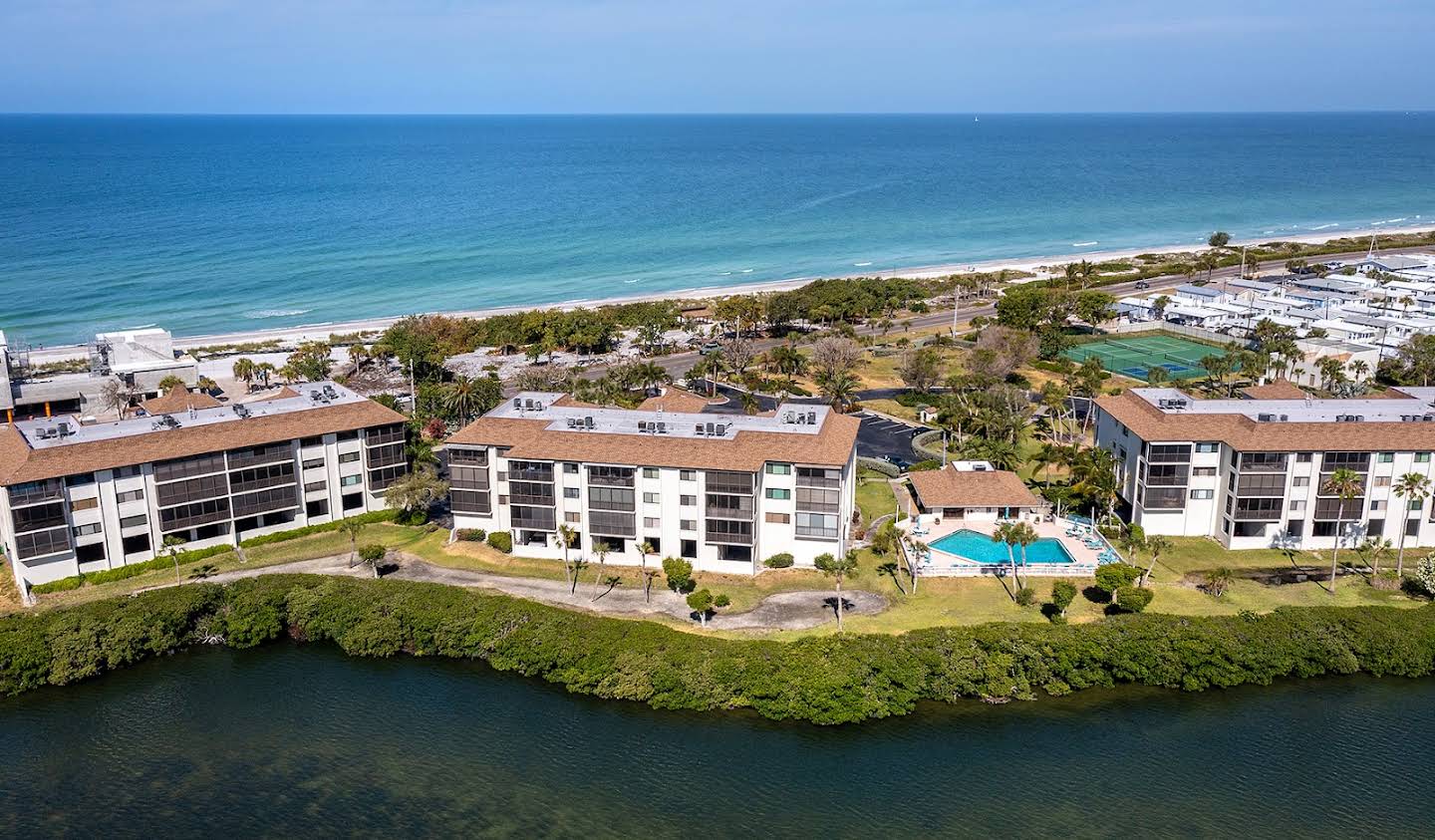 Apartment with pool Longboat Key