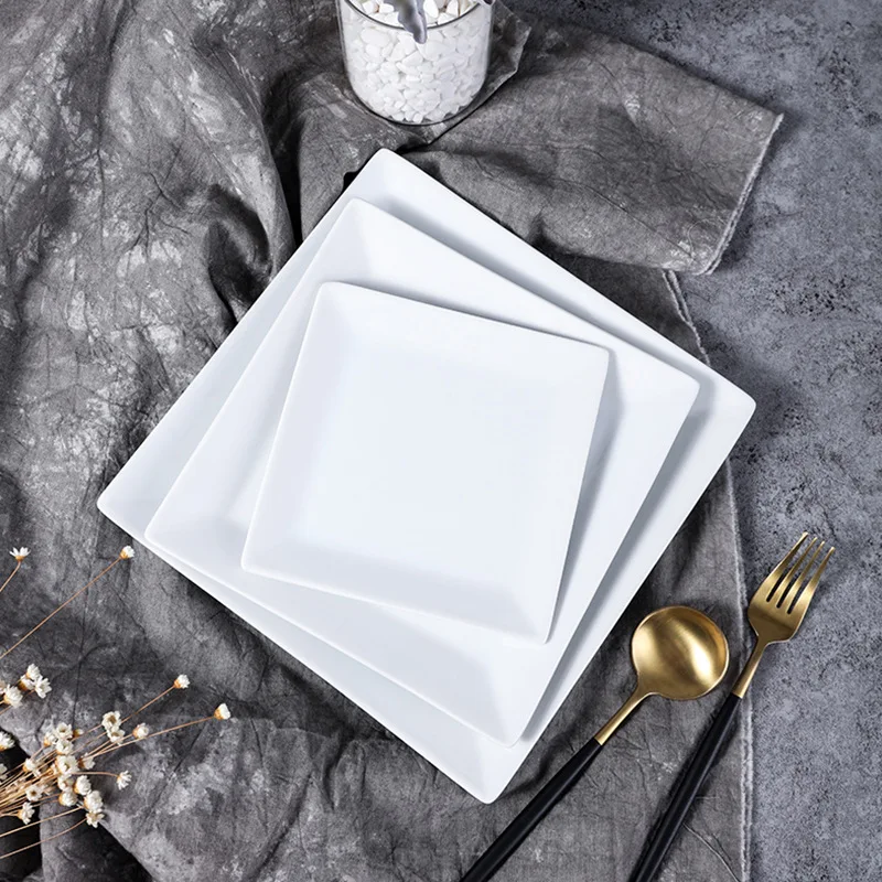 Vierkante keramische bord in eenvoudige witte Scandinavische stijl. Breng elegantie aan tafel met dit minimalistische, veelzijdige bord, perfect voor elke maaltijd.