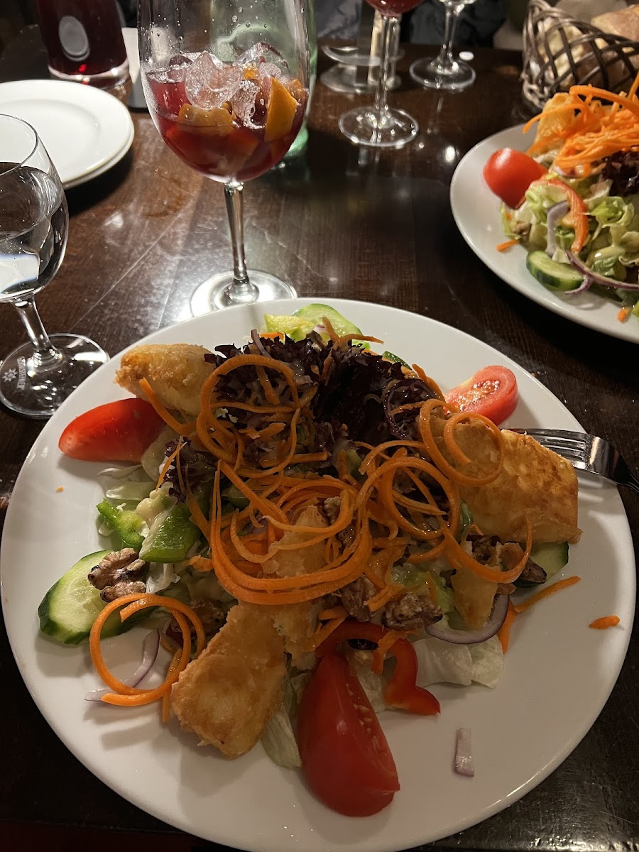 Salad with goat cheese and walnuts