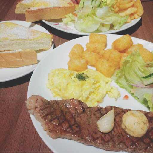 價格沒有到很高 cp值超高 因為離家近 有事沒事都會跑到這吃飯 個人大推💓💓