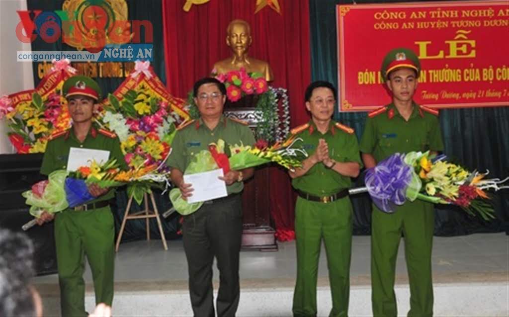 Trung uý Nguyễn Văn Lam (ngoài cùng bên phải) tại lễ  trao thưởng của Bộ Công an cho những thành tích xuất sắc trong đấu tranh phòng, chống tội phạm ma tuý