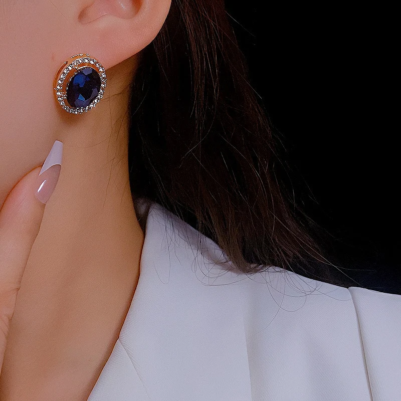 Boucles d'oreilles rétro en argent 925 avec diamant d'eau. Élégance intemporelle et éclat subtil pour sublimer votre style, parfaites au quotidien.