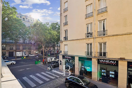 Haussmannian building facade and lively street - Apartment / penthouse purchase in Paris 7ème, 2 rooms, 1 bedroom