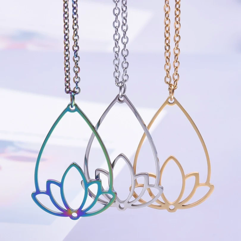 Kleurrijke roestvrijstalen hanger, duurzaam en stijlvol. Een perfect accessoire dat kleur en persoonlijkheid toevoegt aan je dagelijkse look.
