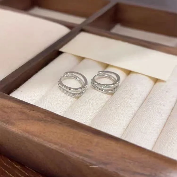 Boucles d'oreilles doubles avec anneau pigment argenté et diamants. Un éclat subtil pour sublimer votre style au quotidien ou pour les occasions spéciales.