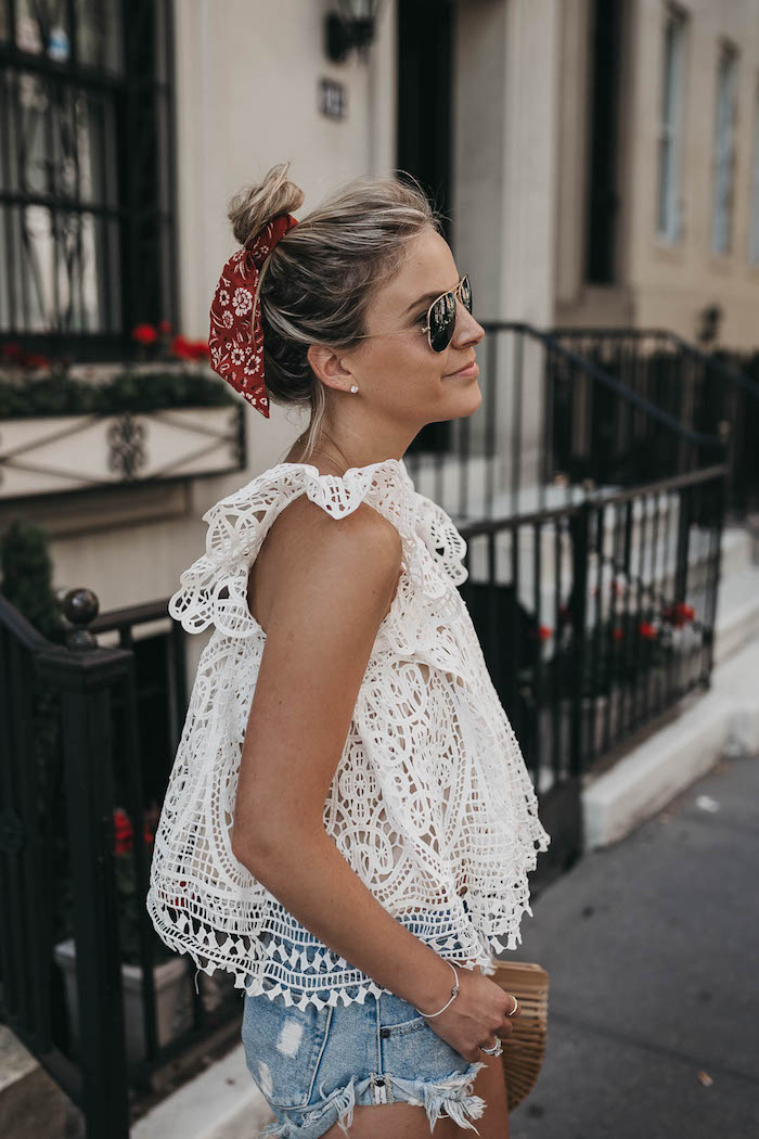 Messy Dutt mit Bandana, weißes Top und Denim Shorts, Sommeroutfit und Sonnenbrille 