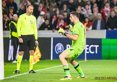 🎥 Ongeziene taferelen: Aston Villa-doelman Martinez pakt tweede geel maar moet niet van het veld en wordt nadien dé penaltyheld