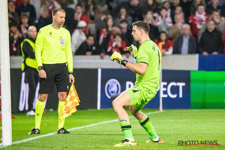 🎥 Ongeziene taferelen: Aston Villa-doelman Martinez pakt tweede geel maar moet niet van het veld en wordt nadien dé penaltyheld