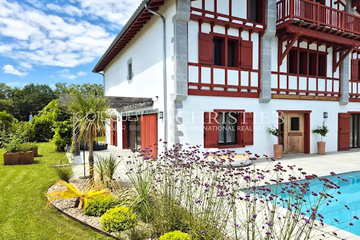House with pool and garden 2