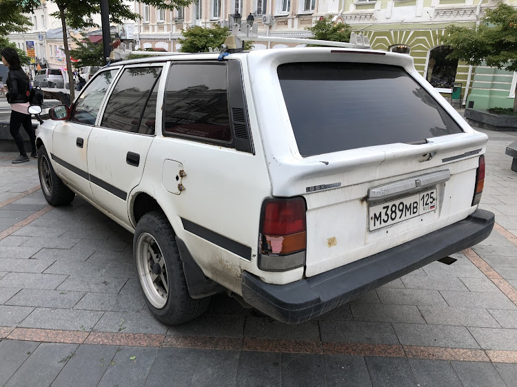 てぃーさんさんが投稿したロシア・車の後ろのステッカーよく見ると元の販売店日本に関するカスタム事例の投稿画像2枚目