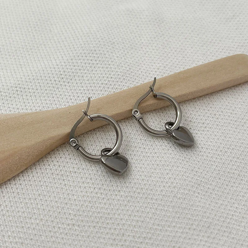 Boucles d'oreilles pendantes cœur pêche en acier inoxydable élégantes, style luxe léger pour femmes, un accessoire charmant et raffiné.