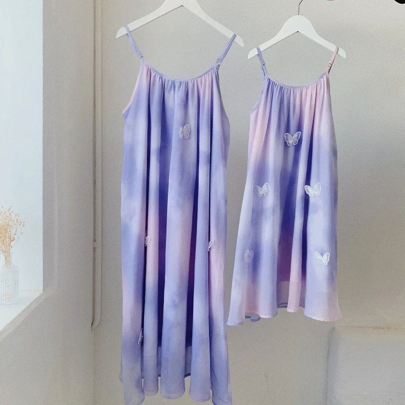 Robe Papillon à Bretelles Parent-Enfant. Élégance familiale avec un design enchanteur. Parfait pour les occasions spéciales et les souvenirs inoubliables.