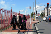 In Auckland, New Zealand, a muslim man walks with two women dressed in niqab. (File photo)