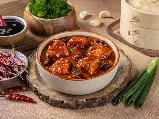 Chicken With Dried Red Chilly Schezwan Sauce [gravy]