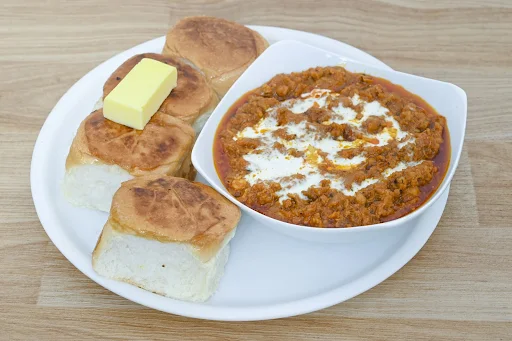 1 Butter Chicken Keema [350 Grams] With 4 Pav Makhan Maar Ke