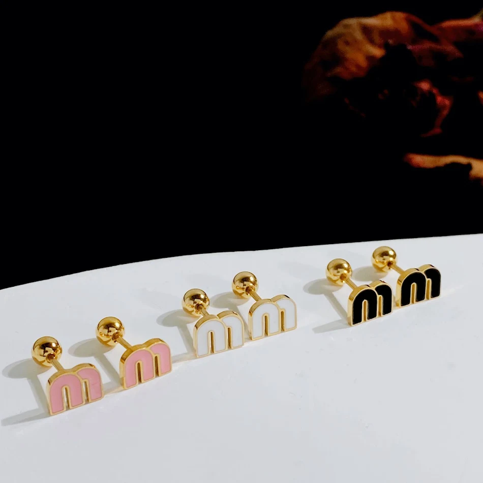 M-letter schroef titanium stalen oorbeen stud voor dames, stijlvol en duurzaam, ideaal voor dagelijks gebruik en elke outfit.
