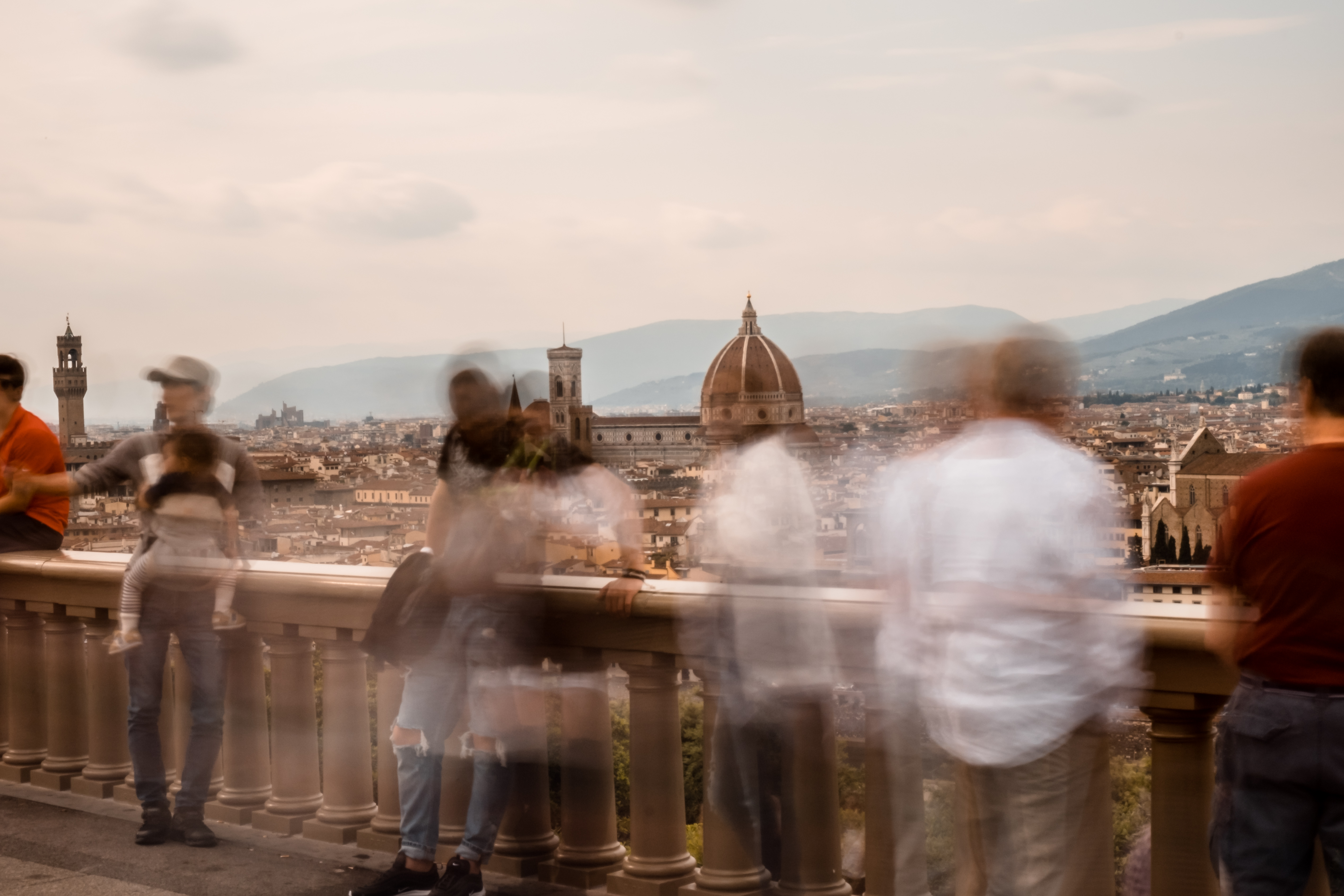 La Città in Posa Davanti a Dinamici Turisti di Edoardo Romiti