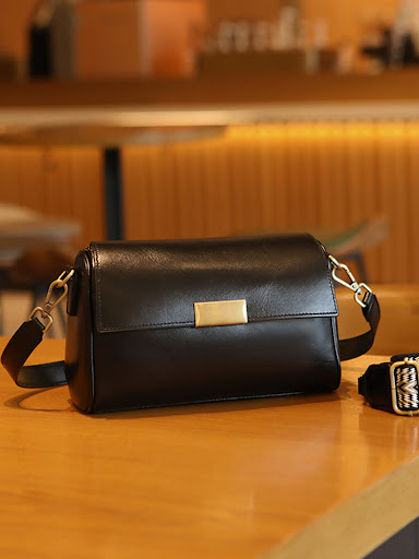Title 4, Womens First Layer Cowhide Retro Shoulder Bag....