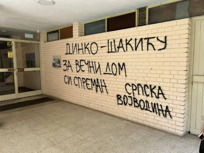 Gradonačelnik Novog Sada osudio napade na novinare, a potom ih izvređao