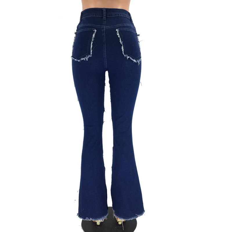 Jeans flare de cintura alta com patchwork, perfeitas para um look moderno e estiloso. Conforto e elegância para o seu dia a dia.