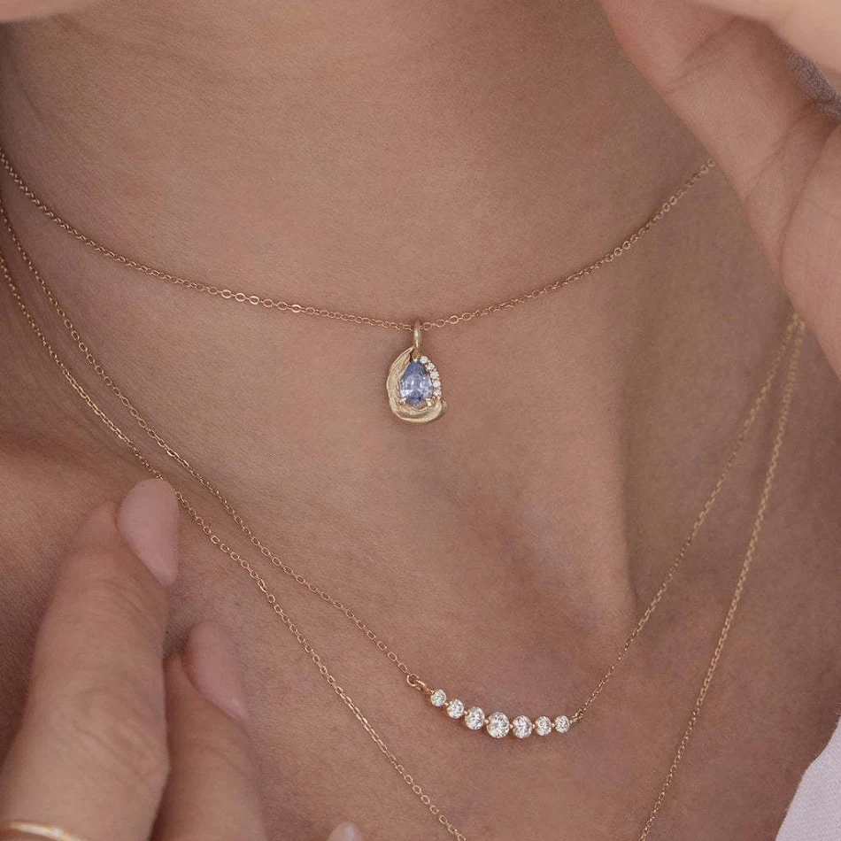 Colar Clavícula Pingente Gota de Água Zircônia Azul Mar Assimétrico, Joia Clara e Elegante, Perfeito para um Look Sofisticado.